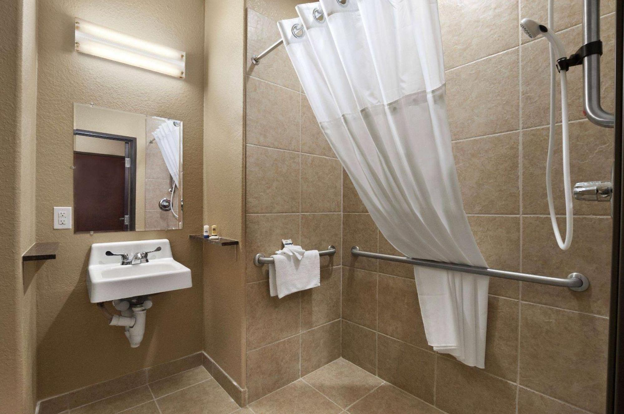 Garner Hotel Gonzales By Ihg Экстерьер фото